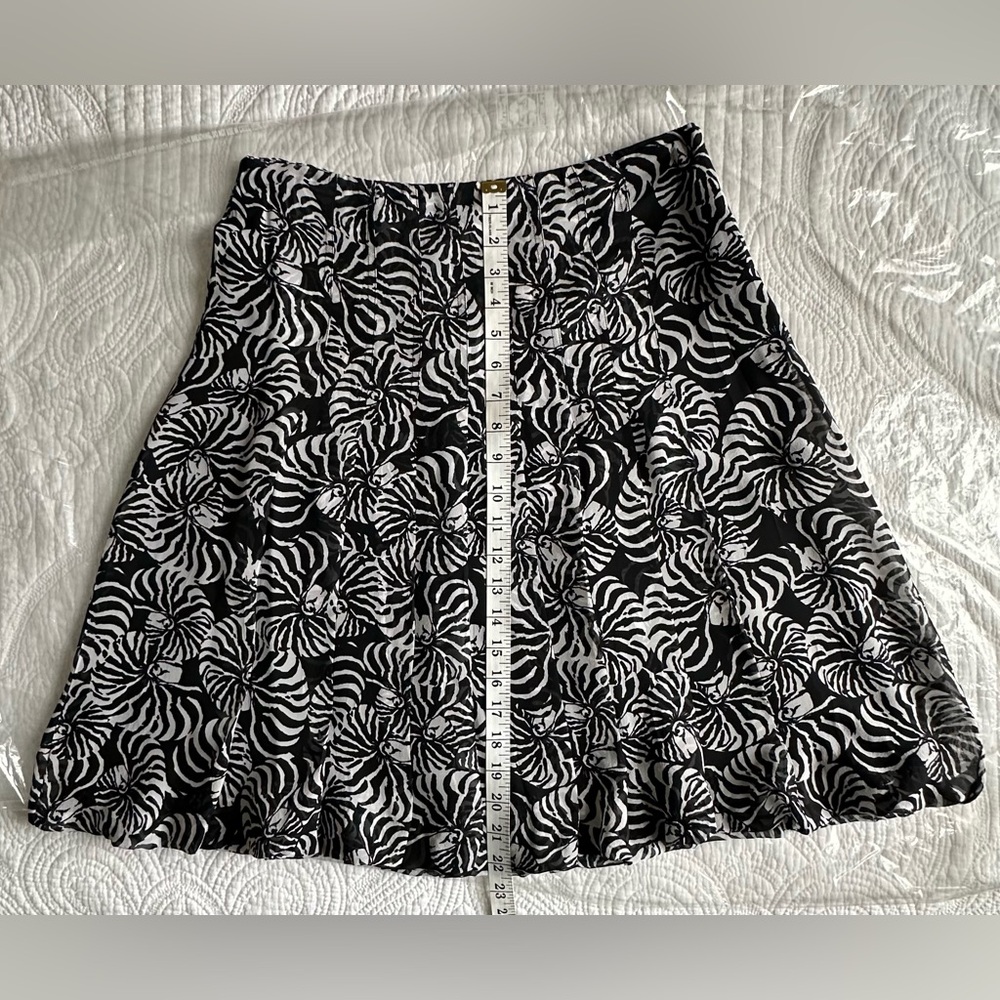 Leggiadro. 100%Silk Skirt Black & White print. Size 6. Made in Italy.